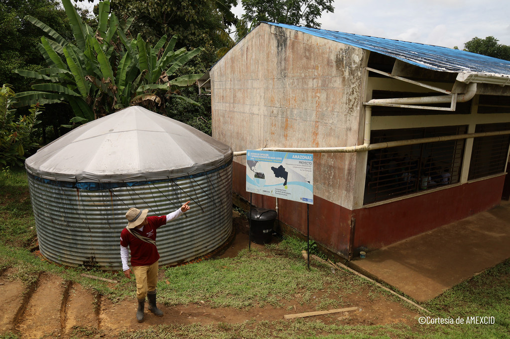 El agua recogida en tanques se convierte en potable en la selva amazónica colombiana gracias a filtros de arena, carbón y luz ultravioleta a través de un proyecto de AMEXCID y la FAO.